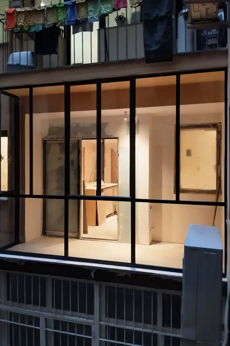 Cerramiento exterior metálico instalado en un piso