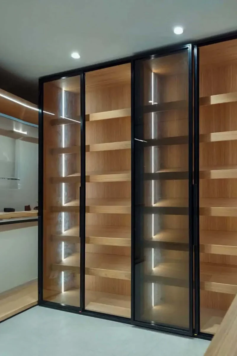 Vestidor a medida con puerta transparente