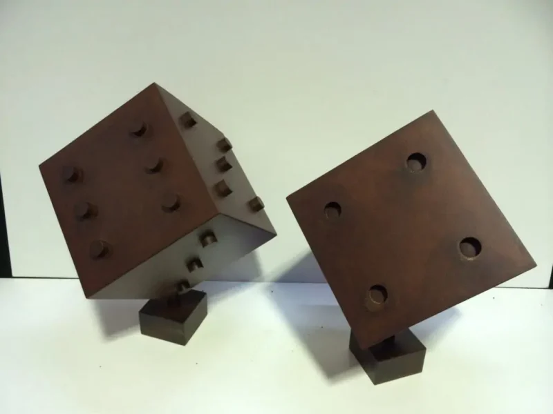 Dos estructuras de acero corten en forma de dados