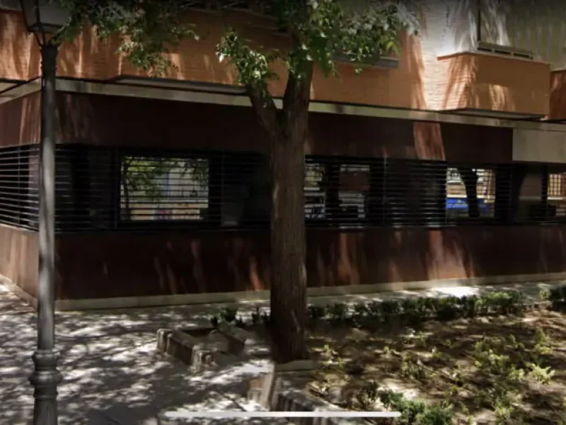 Vista desde la calle de una estructura de rejilla de acero corten en los bajos de un edificio