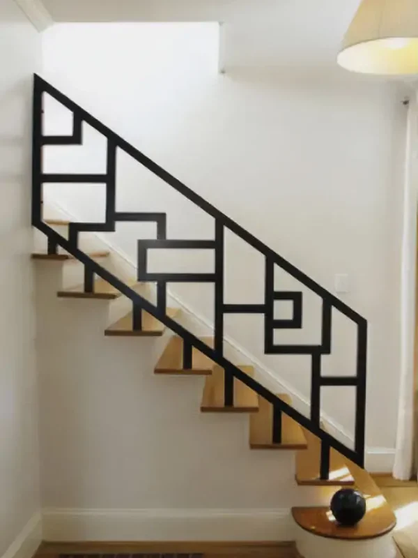 Barandilla de hierro forjado con formas geométricas