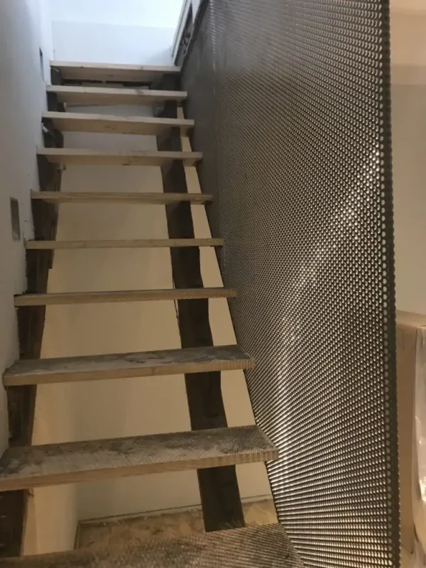 rejillas de hierro forjado instaladas para dar seguridad en una escalera