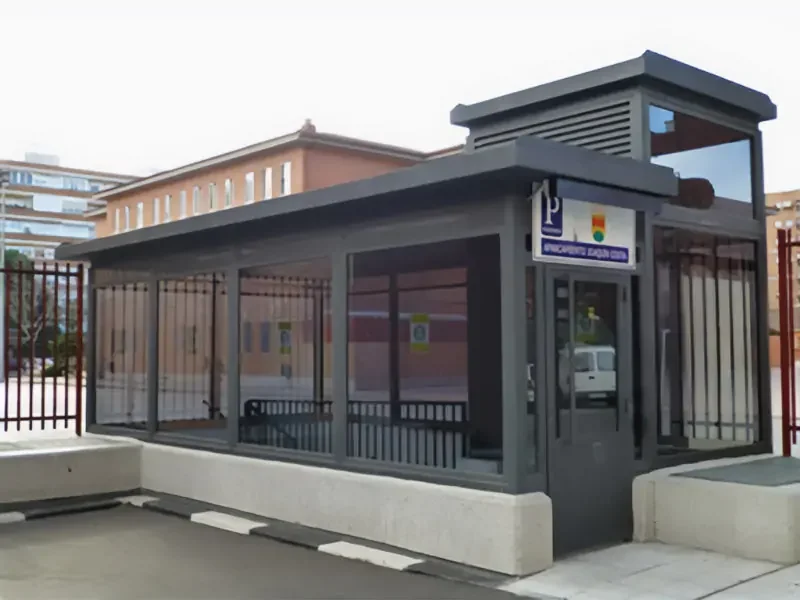 Estructura metálica de entrada de parking