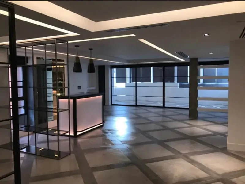 Mamparas divisorias de acero, instaladas para separar ambientes