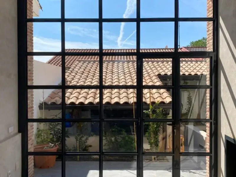 Puerta de hierro para el patio