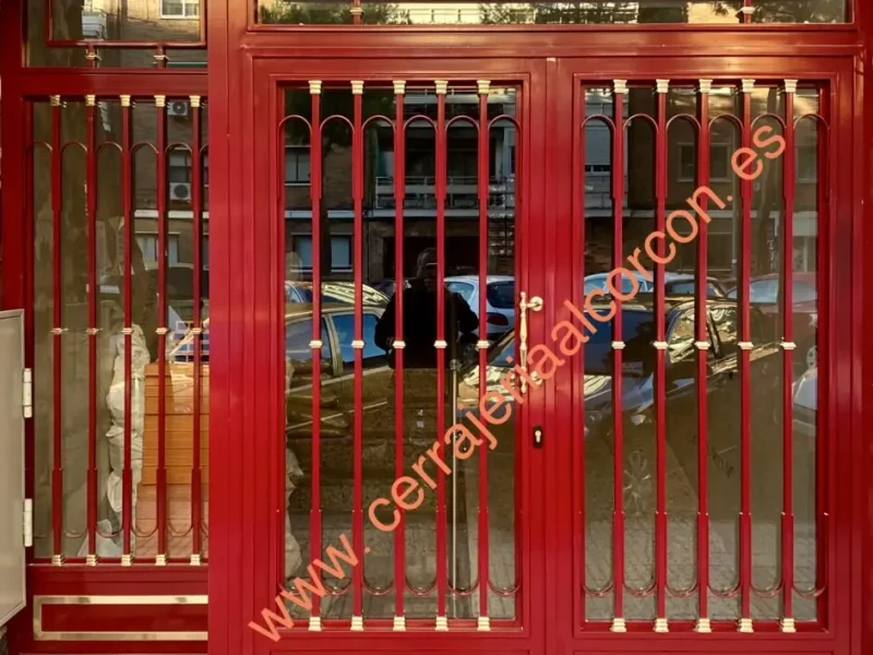 Puerta de hierro de color rojo para portal