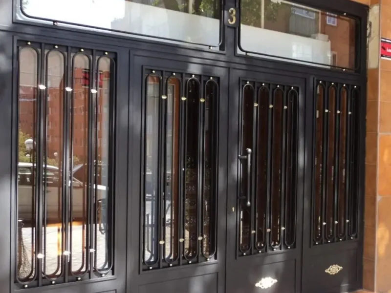 Puerta de portal de hierro en Madrid