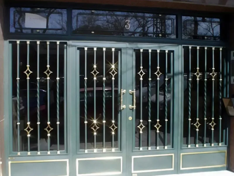 Puerta de portal de hierro en Madrid