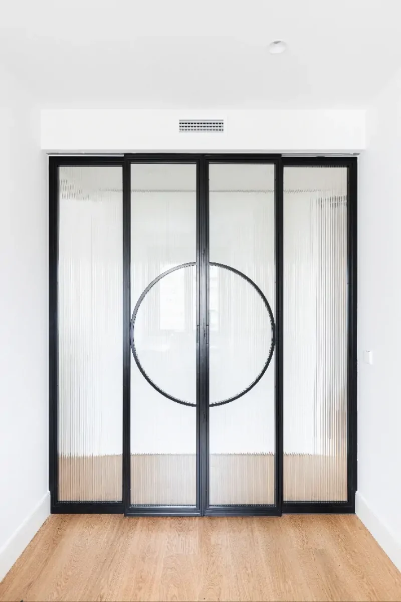 Puerta de hierro forjado, mostrando un diseño robusto y elegante en color negro